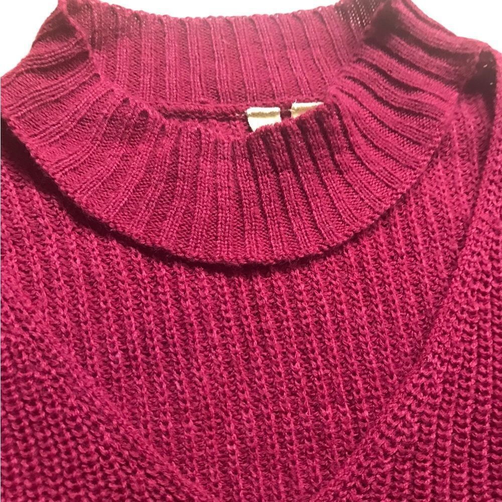 TO awesome sweater cut away in front see picture for details great look - Picture 2 of 2